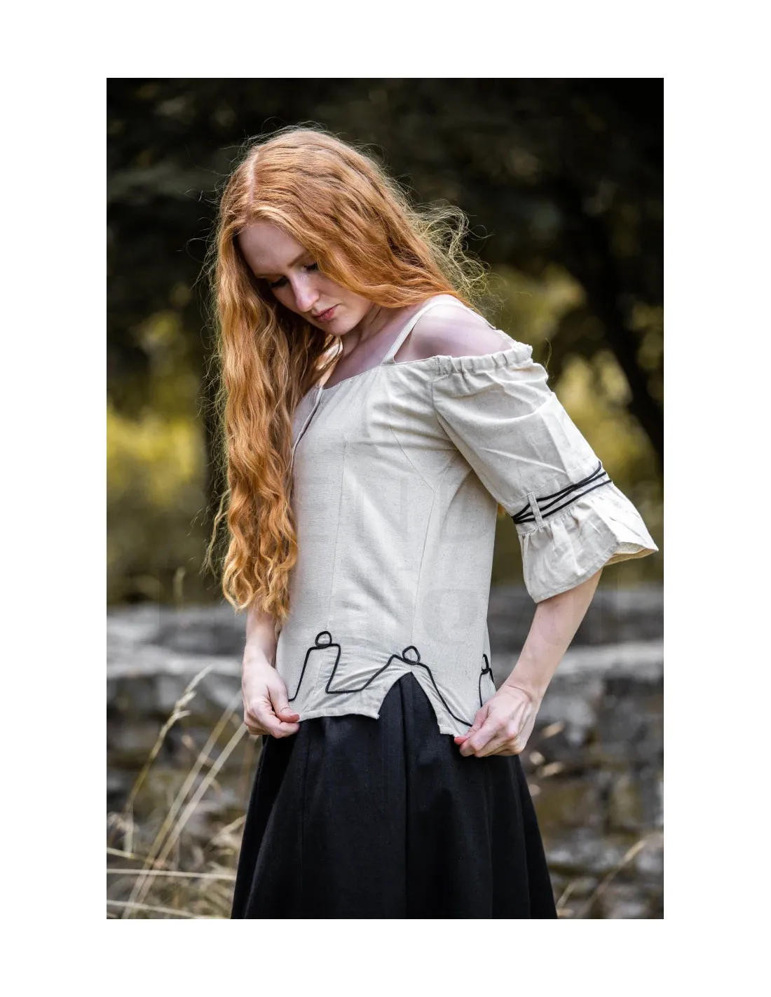 Blusa medieval crema con bordados