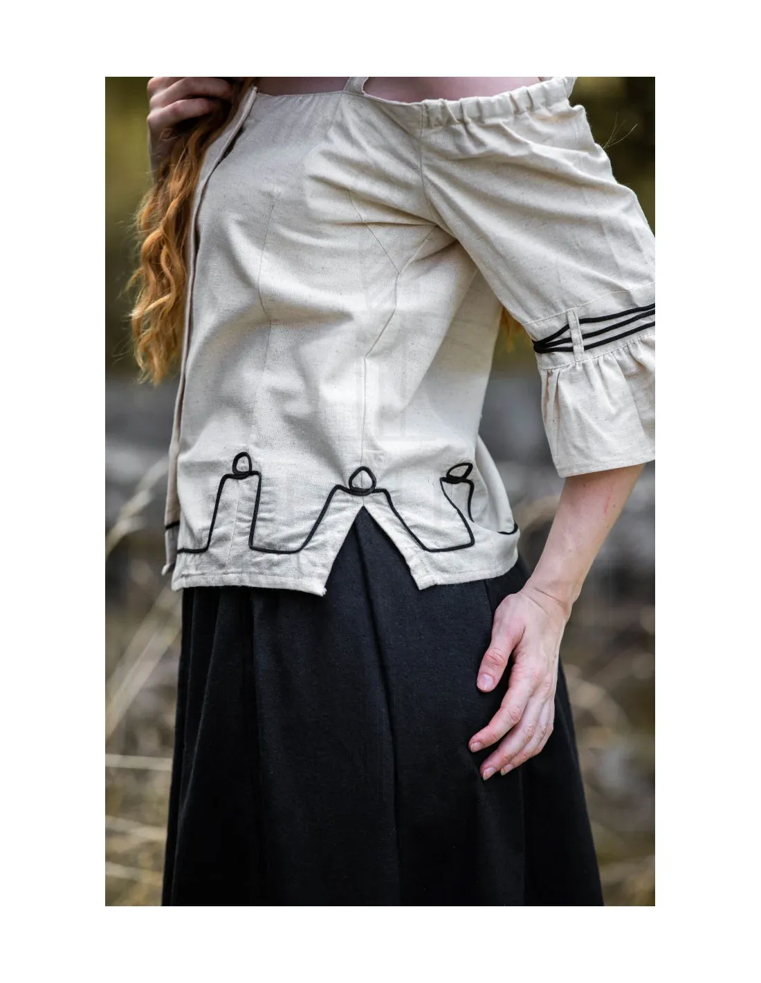 Blusa medieval crema con bordados