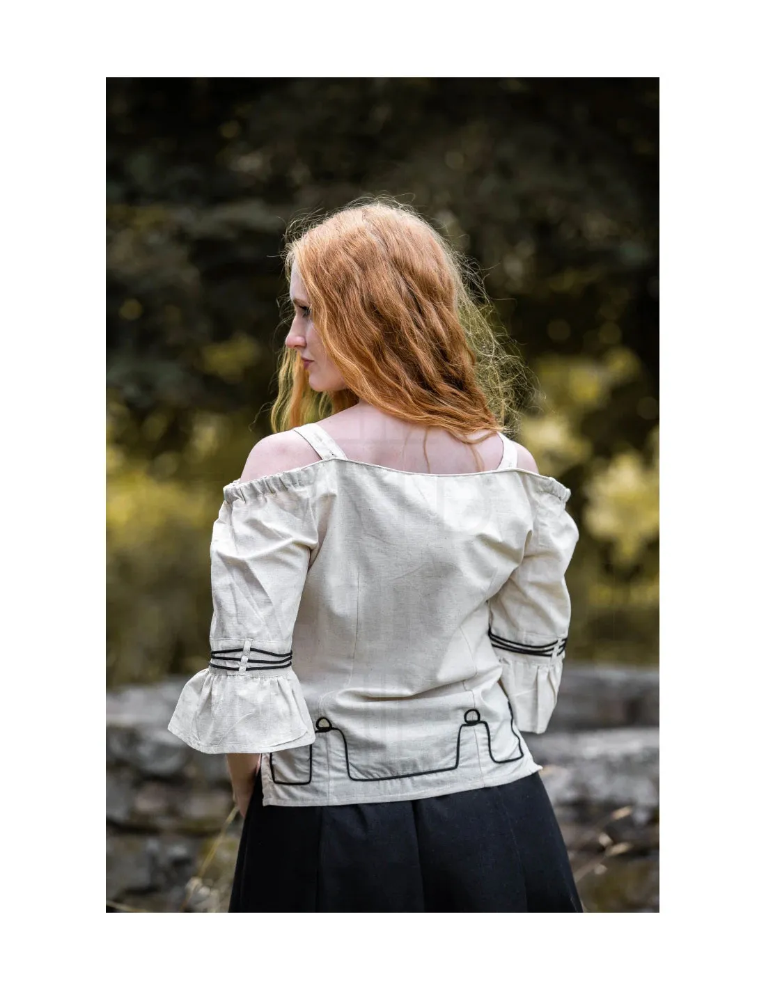 Blusa medieval crema con bordados