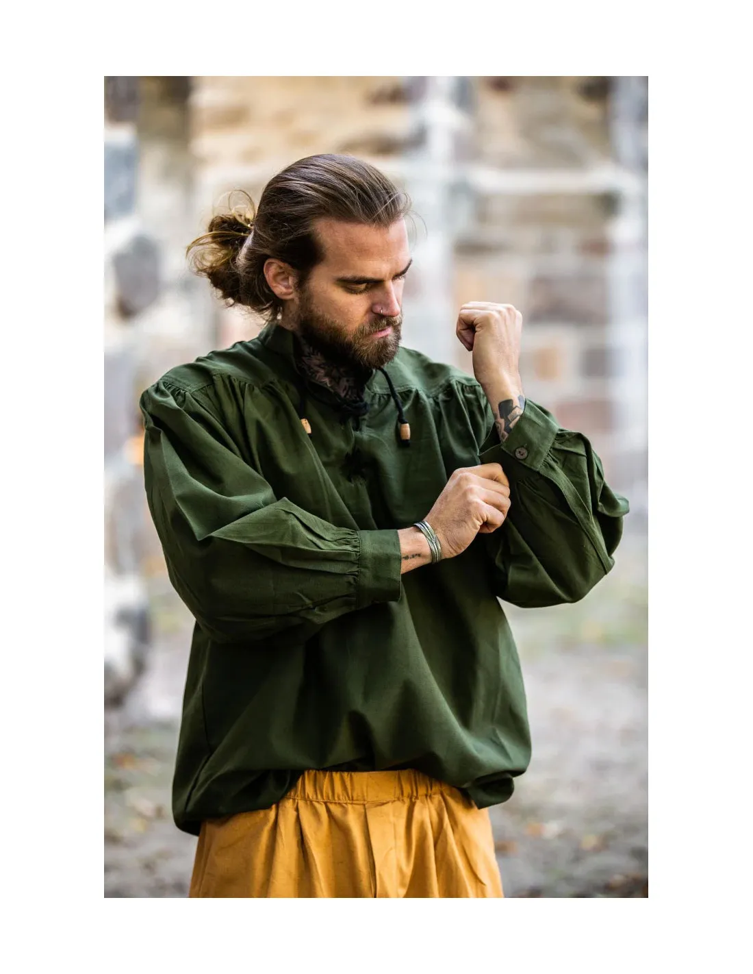 Camisa medieval verde con lazos