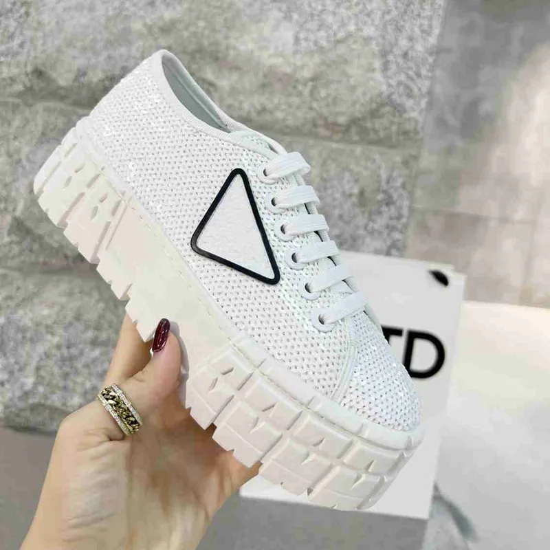 Diseñador Zapatos casuales Triángulo Plataforma de doble rueda Zapatillas de deporte de nylon Mujeres Hombres para zapatillas de