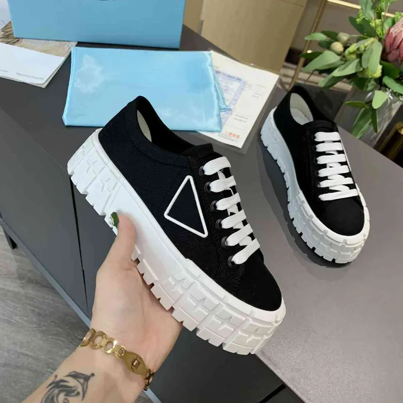 Diseñador Zapatos casuales Triángulo Plataforma de doble rueda Zapatillas de deporte de nylon Mujeres Hombres para zapatillas de