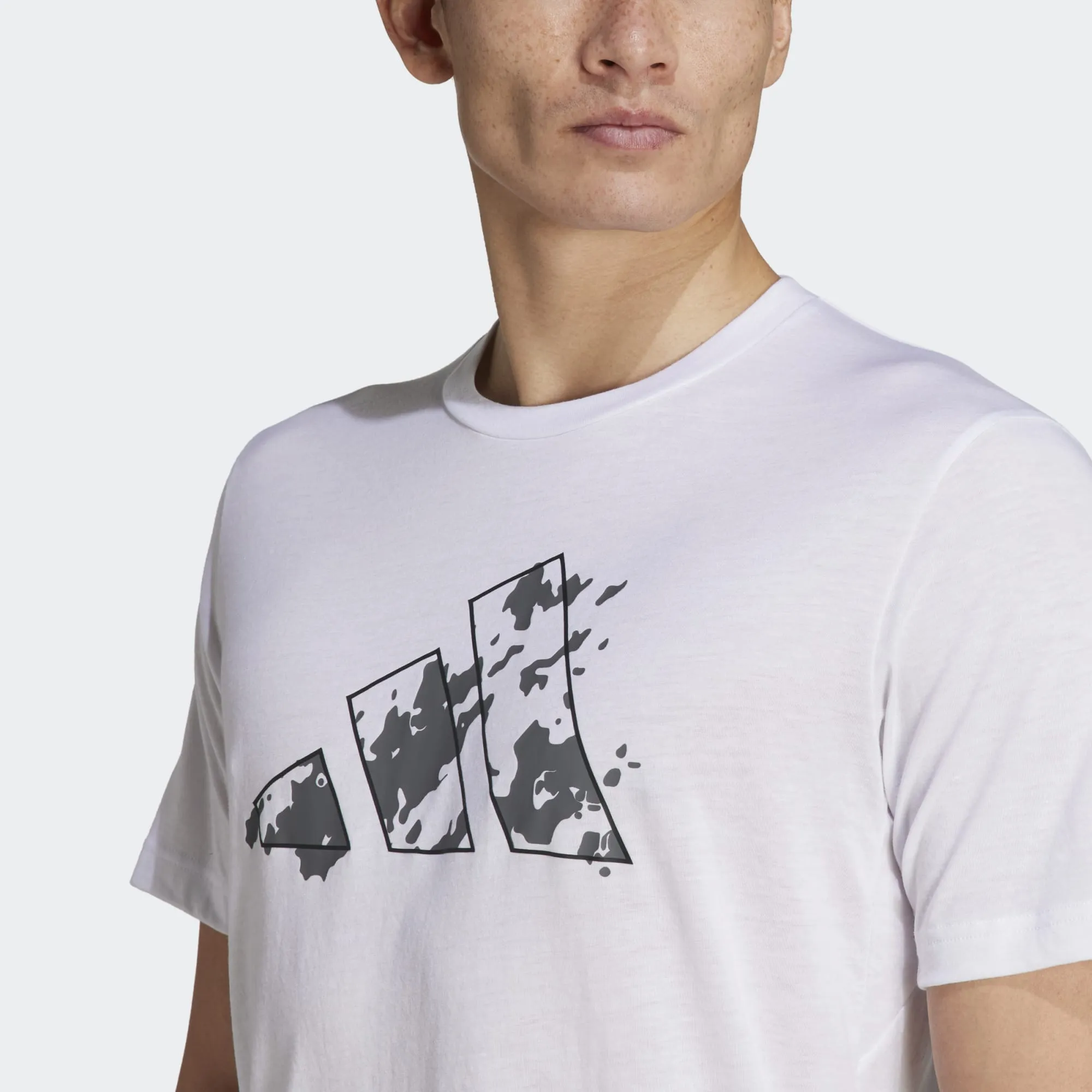 ESSENTIALS SEASONAL GRAPHIC TEE