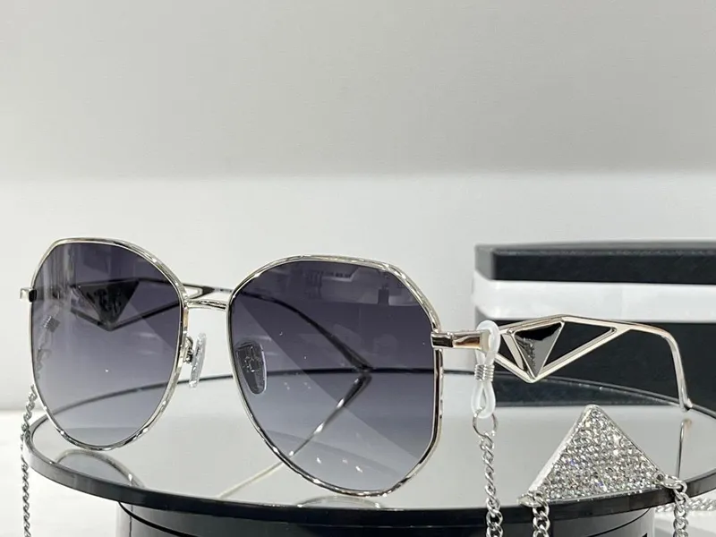 Gafas de sol de diseñador para mujer Lente redonda de gran tamaño Triángulo Marco de metal dorado Anti-ultravioleta Gafas de sol