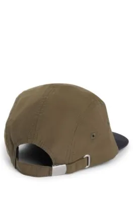 Gorra para niños con etiqueta con logo de goma