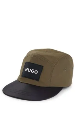 Gorra para niños con etiqueta con logo de goma