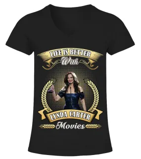 LIFE IS BETTER WITH LYNDA CARTER MOVIES Camiseta cuello pico Mujer