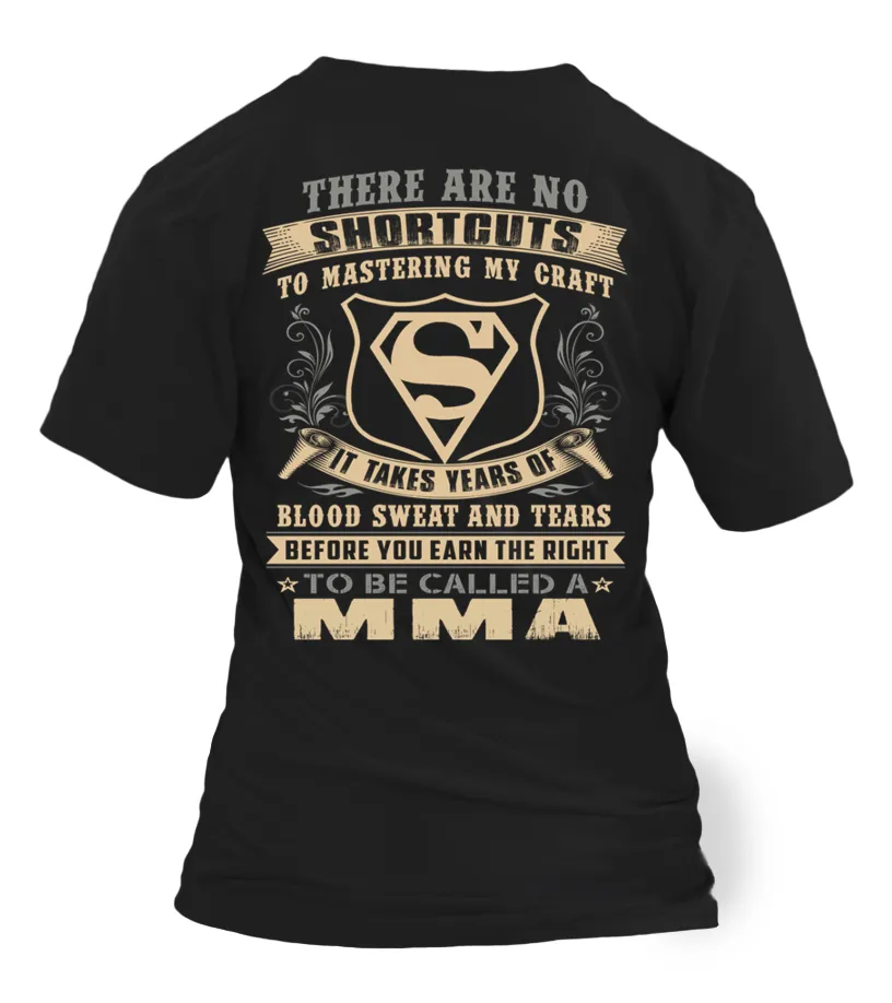 MMA INSTRUCTOR Cool Gifts JobTitle  Camiseta cuello pico Mujer