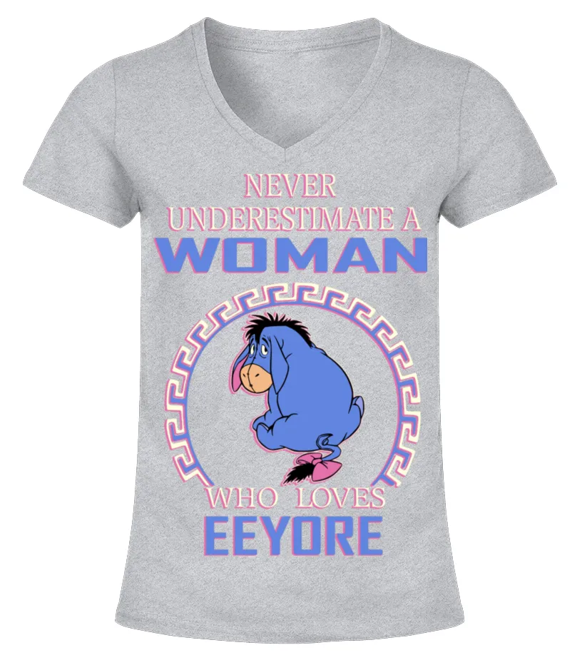 NEVER UNDERESTIMATE A WOMAN WHO LOVES EEYORE Camiseta cuello pico Mujer